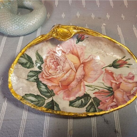DECOUPAGE CLAM SHELL DECOUPAGE PINK ROSES 🌹 ON A CLAM SHELL TRINKET DISH - Picture 4 of 10